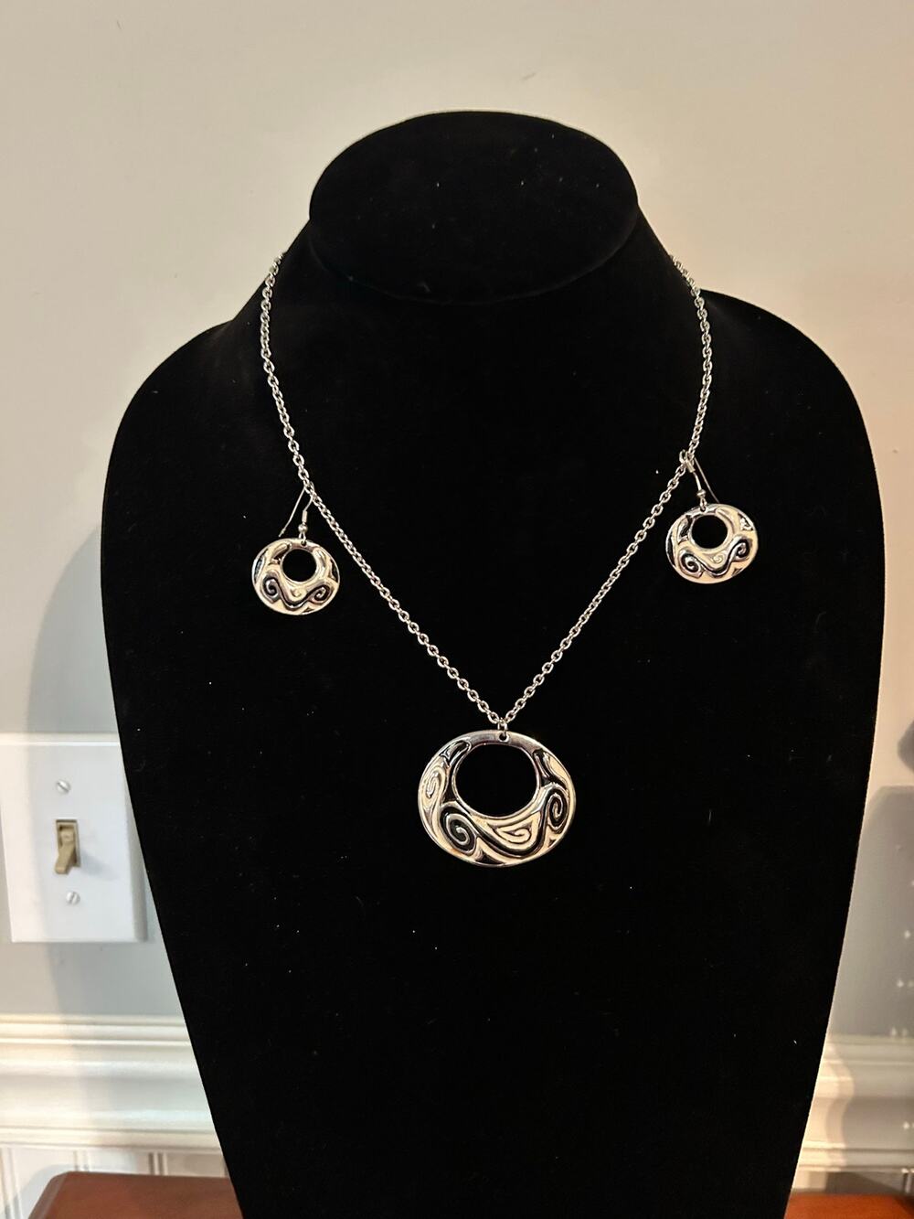 Silver Tone Black Fashion Jewelry Set Matching Necklace Earrings 19" Chain
